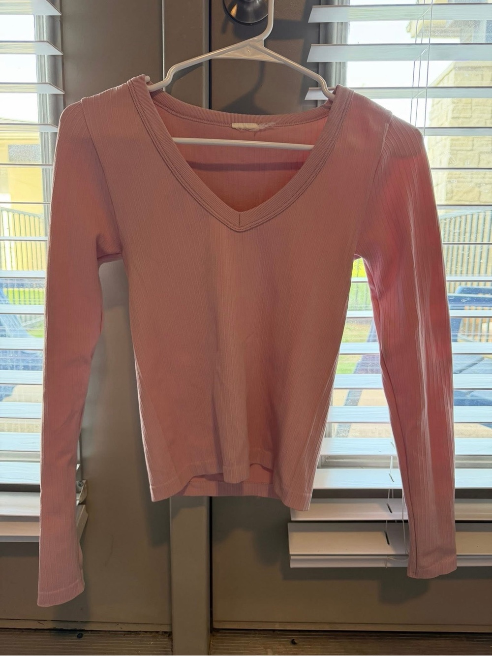 Long-Sleeve V-Neck Ribbed Top - Pink